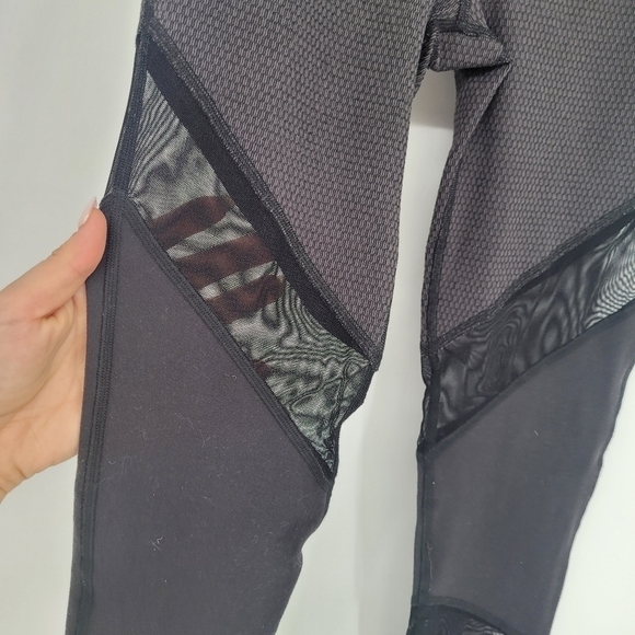 BEYOND yoga high waisted Grey Black Textured Mesh Panel Leggings small - Picture 6 of 8
